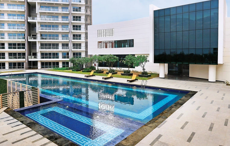 Outdoor lap pool & a kids’ pool