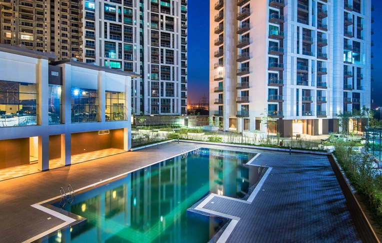 OUTDOOR SWIMMING POOL